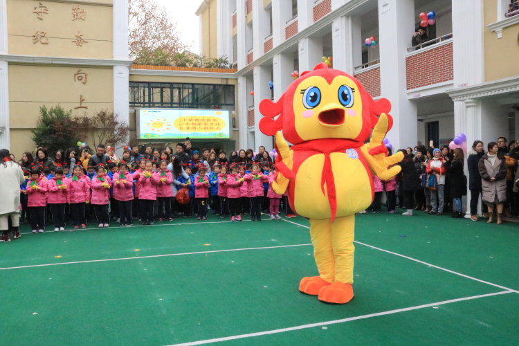 小苗苗快快长建襄小学开展一年级家长开放活动暨儿童团入团仪式